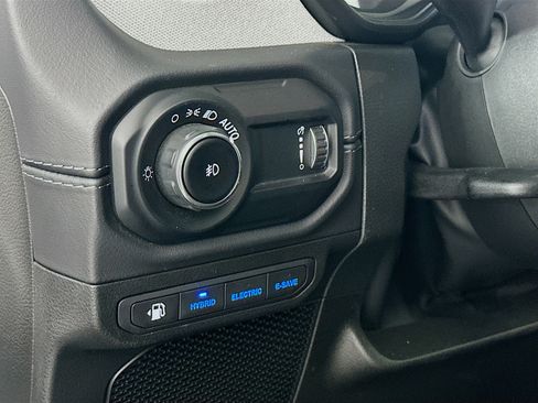 Used 2025 Jeep Wrangler Unlimited Sahara AWD/4WD image 16
