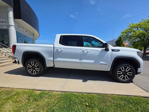 Used 2022 GMC Sierra 1500 AT4 w/ AT4 Preferred Package AWD/4WD image 4