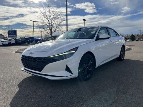 Used 2023 Hyundai Elantra SEL image 15