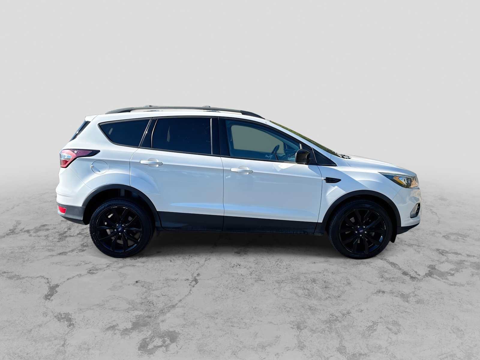 Used 2017 Ford Escape SE w/ Equipment Group 201A AWD/4WD image 9