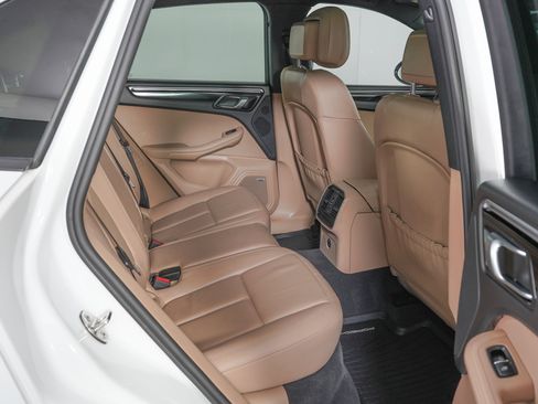 Used 2021 Porsche Macan image 10