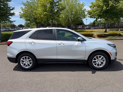 Used 2022 Chevrolet Equinox LT w/ Driver Convenience Package FWD image 9
