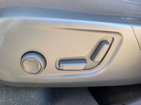 Used 2023 Volvo XC40 B5 Core image 21