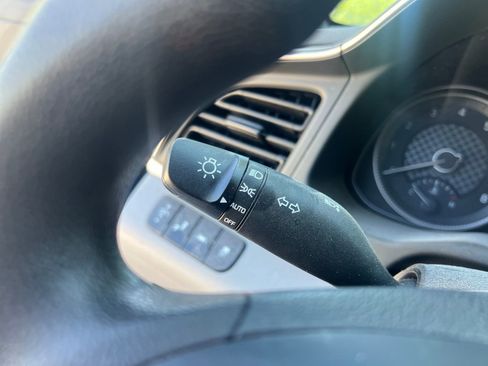 Used 2019 Hyundai Elantra SEL FWD image 19