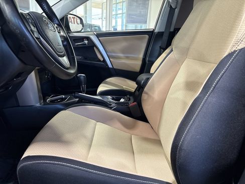 Used 2018 Toyota RAV4 XLE w/ Carpet Mat Package AWD/4WD image 11