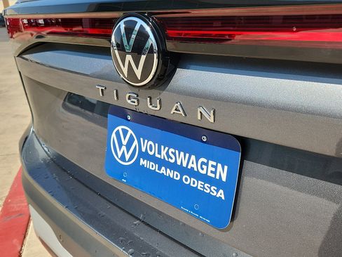 New 2026 Volkswagen Tiguan SE FWD image 10