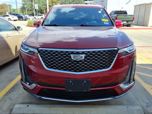 Used 2024 Cadillac XT6 Luxury FWD image 2