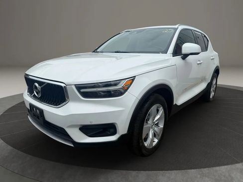Used 2022 Volvo XC40 T5 Momentum image 1