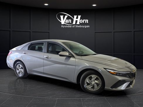 Used 2025 Hyundai Elantra SE FWD image 1