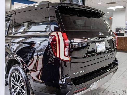 Used 2025 Ford Expedition Platinum image 14