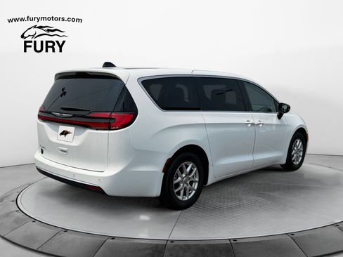 Used 2024 Chrysler Pacifica Touring-L FWD image 3