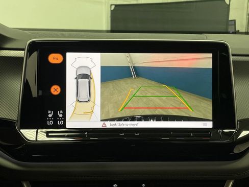 Used 2024 Volkswagen Atlas Peak Edition SE image 10