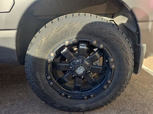 Used 2018 Nissan Titan SV w/ SV Convenience Package image 15