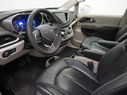 Used 2022 Chrysler Pacifica Touring-L AWD/4WD image 17