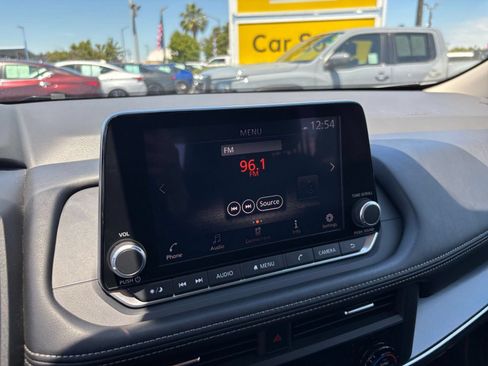 Used 2025 Nissan Rogue SV FWD image 20