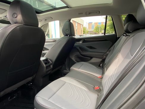 Certified 2025 Volkswagen Tiguan SE w/ Panoramic Sunroof Package AWD/4WD image 15