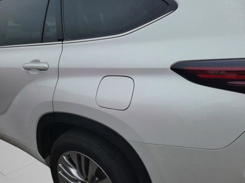 Used 2024 Toyota Highlander Platinum image 10