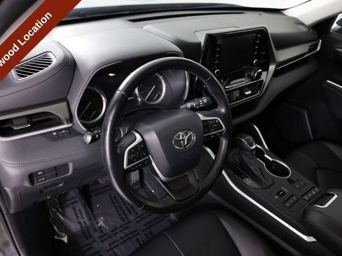 Used 2022 Toyota Highlander XLE AWD/4WD image 24