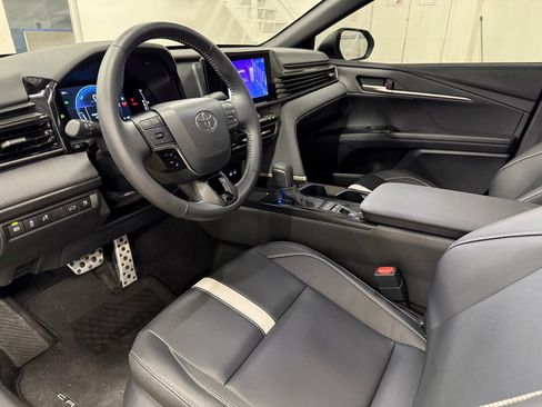 Used 2025 Toyota Camry SE w/ Convenience Package FWD image 19