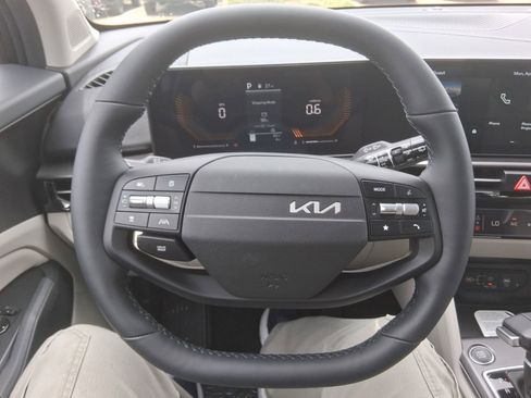 New 2026 Kia Sportage EX FWD image 8