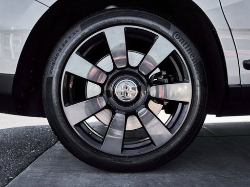 Used 2023 Rolls-Royce Cullinan image 21