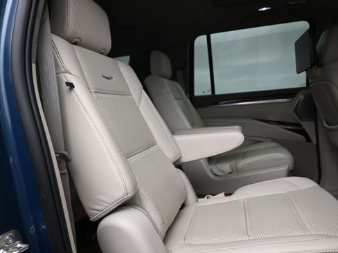 Used 2025 Cadillac Escalade ESV Sport Platinum image 12