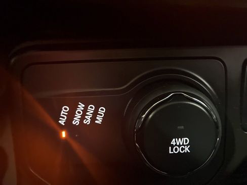 Used 2023 Jeep Renegade Latitude AWD/4WD image 30