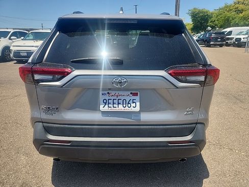 Used 2020 Toyota RAV4 LE w/ Carpet Mat Package AWD/4WD image 11
