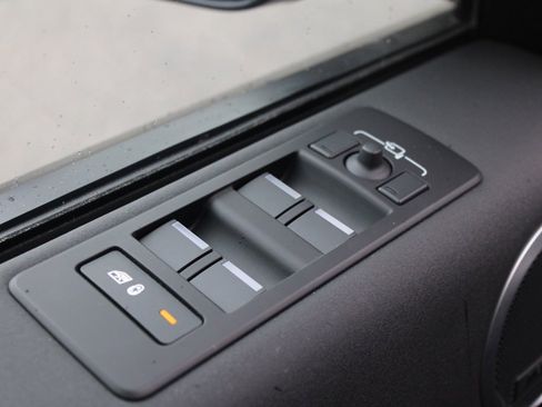 Certified 2025 Land Rover Discovery S image 13