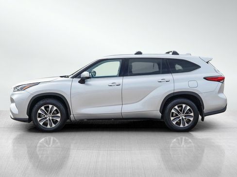 Used 2021 Toyota Highlander XLE AWD/4WD image 2