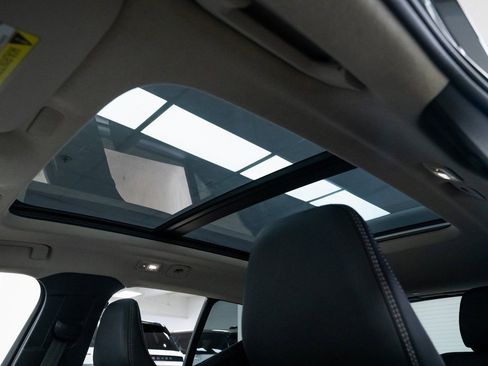 Used 2024 Volvo XC40 B5 Plus AWD/4WD image 15