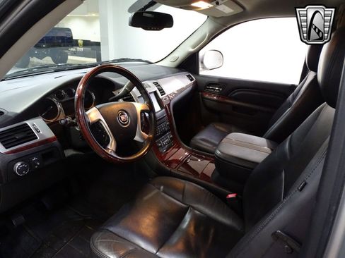 Used 2011 Cadillac Escalade ESV Premium image 19