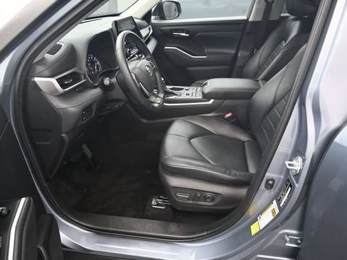 Used 2022 Toyota Highlander XLE AWD/4WD image 14