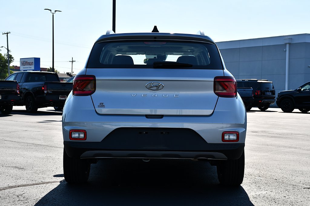 Used 2022 Hyundai Venue SEL FWD image 6