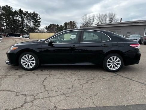 Used 2018 Toyota Camry LE image 4