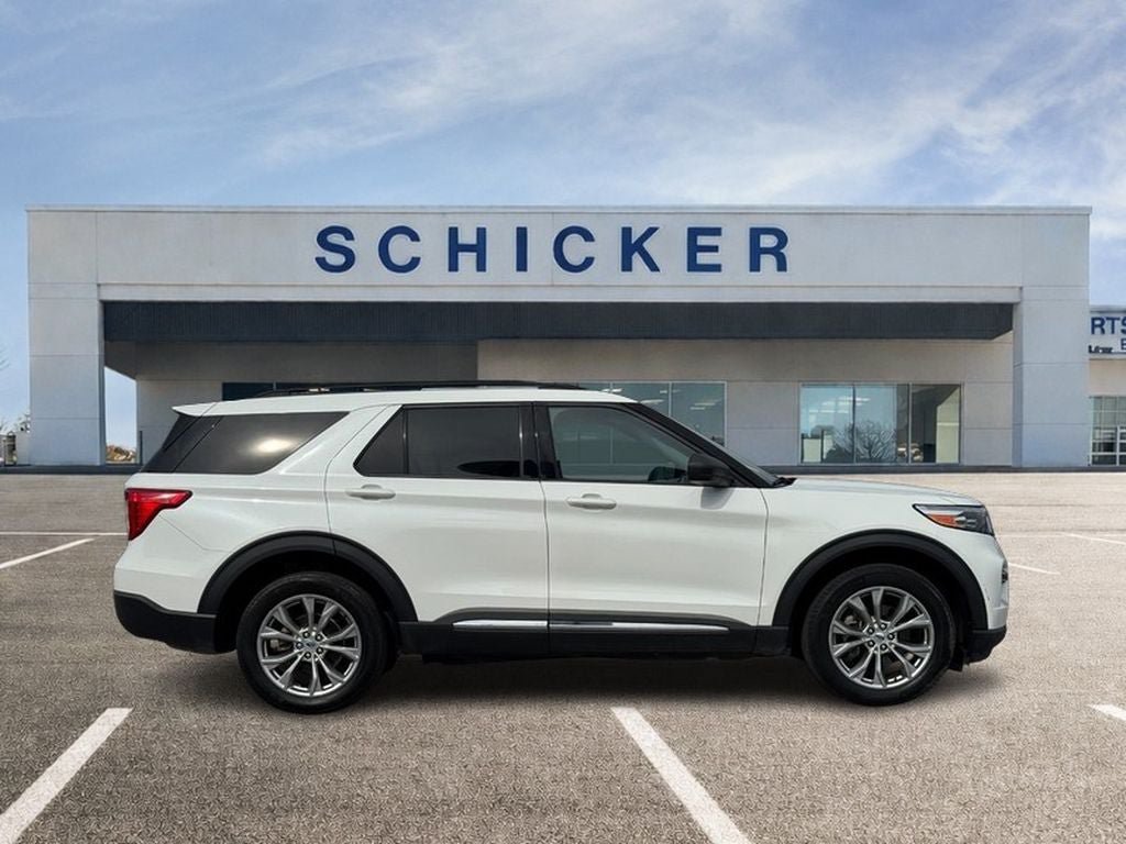 Used 2023 Ford Explorer XLT w/ Equipment Group 202A AWD/4WD image 2