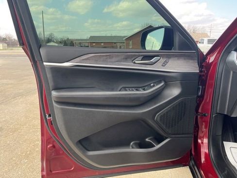 Used 2025 Jeep Grand Cherokee L Limited w/ Black Appearance Package image 10