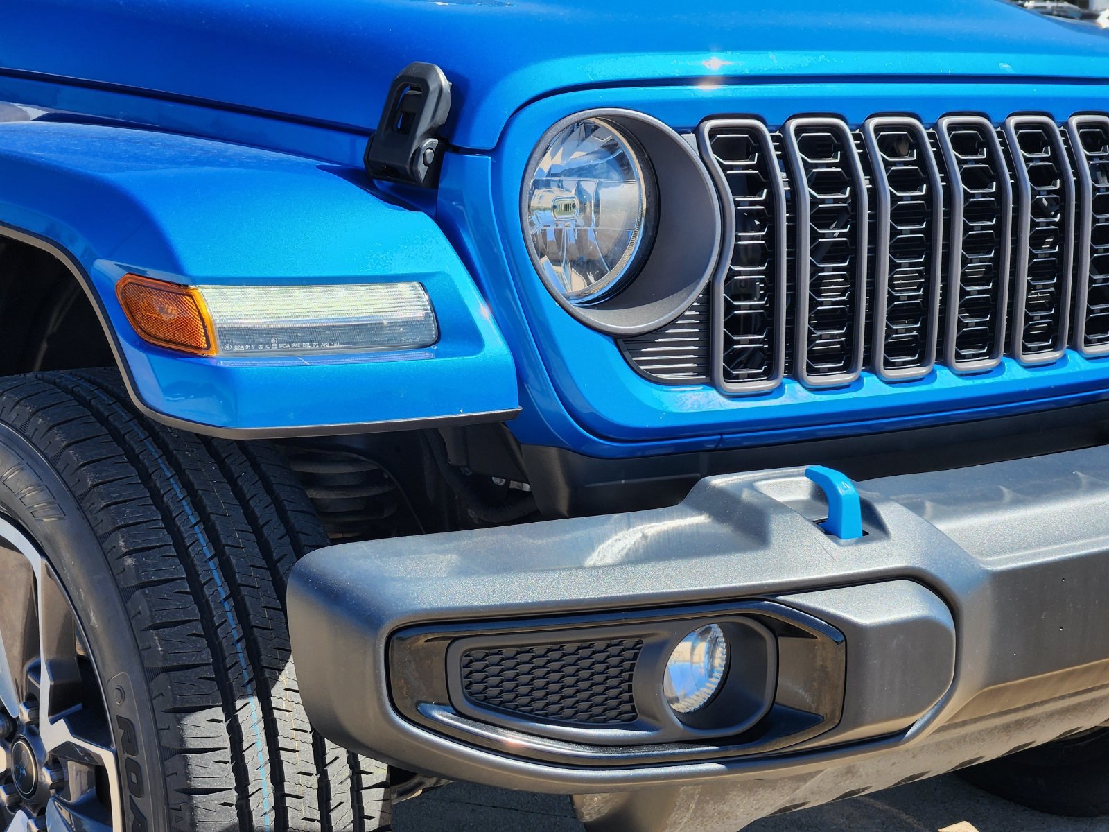 Used 2024 Jeep Wrangler Unlimited w/ Convenience Group AWD/4WD image 9