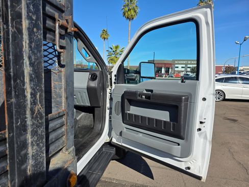 Used 2015 Ford F550 4x4 Regular Cab Super Duty image 13