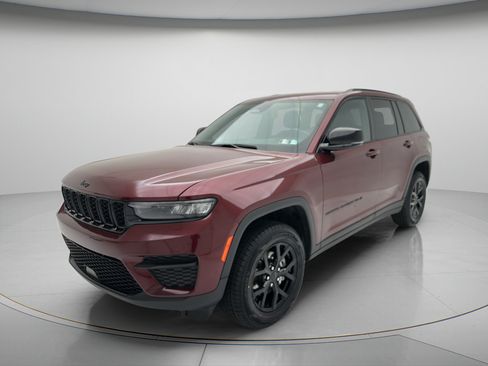 Used 2025 Jeep Grand Cherokee Altitude AWD/4WD image 7
