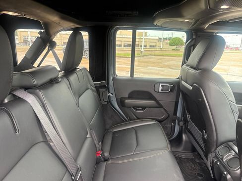 Used 2025 Jeep Wrangler Unlimited Sahara AWD/4WD image 27