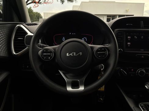 Used 2025 Kia Soul LX w/ LX Technology Package FWD image 30