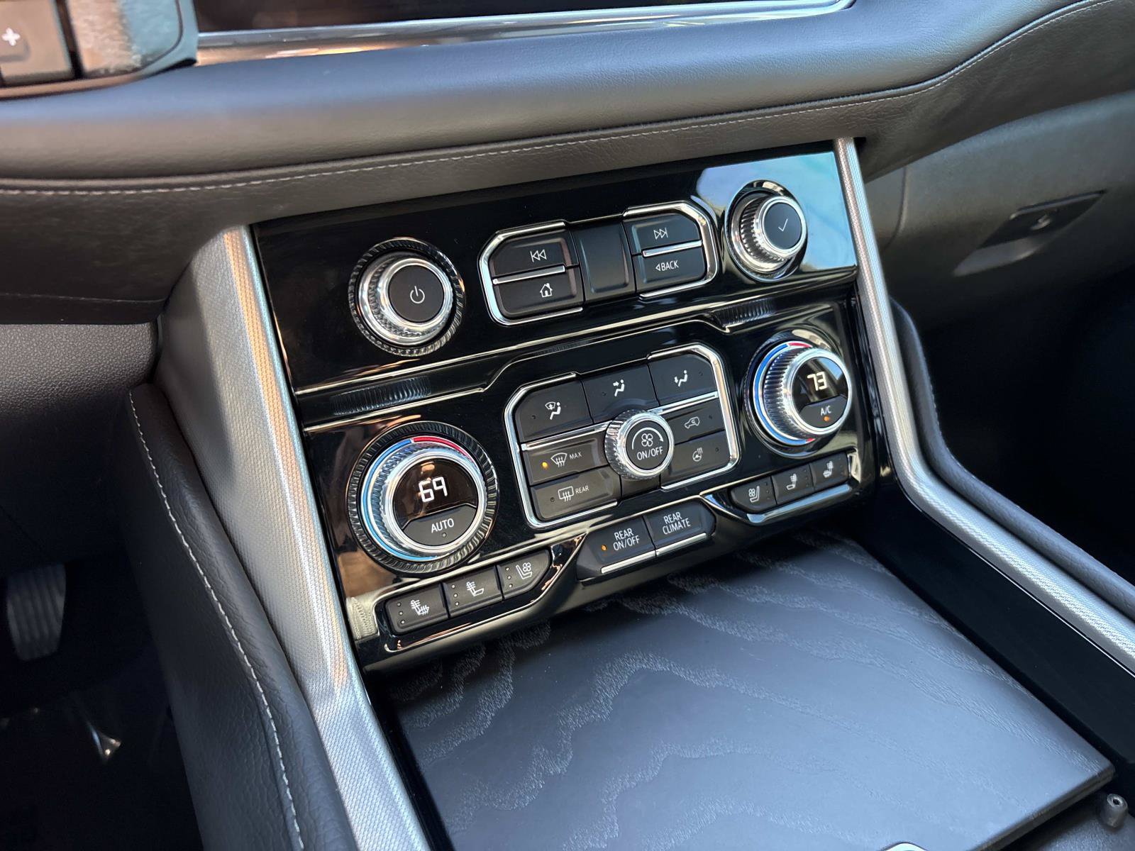 Used 2023 GMC Yukon Denali w/ Advanced Technology Package AWD/4WD image 25