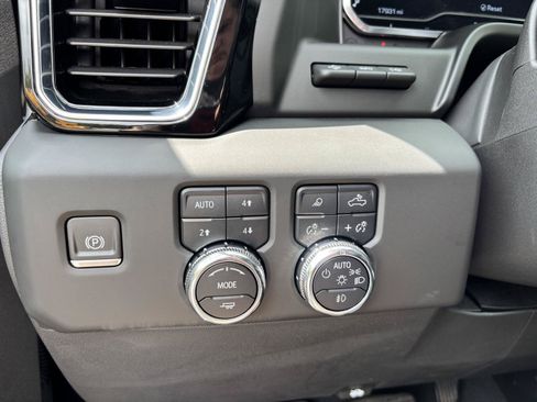 Used 2024 GMC Sierra 1500 Denali w/ Technology Package AWD/4WD image 19
