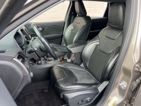 Certified 2019 Jeep Cherokee Latitude Plus w/ Comfort/Convenience Group image 21