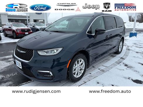 Used 2024 Chrysler Pacifica Touring-L image 1