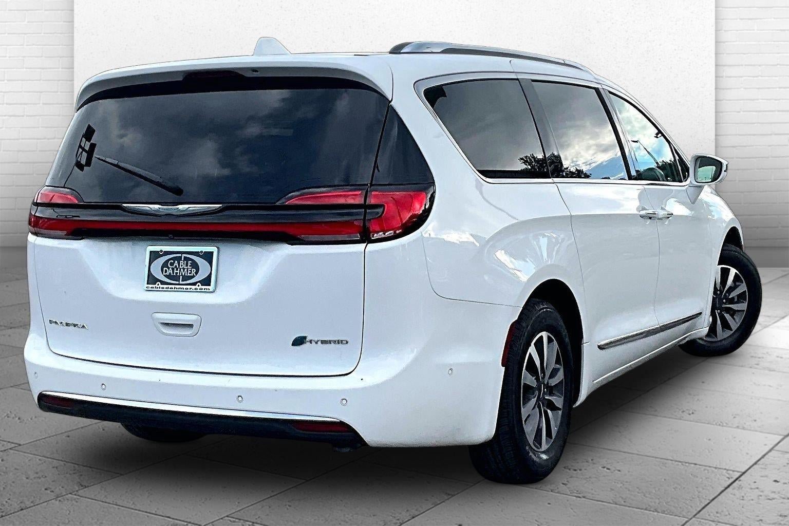Used 2021 Chrysler Pacifica Limited w/ Uconnect Theater Family Group FWD image 11