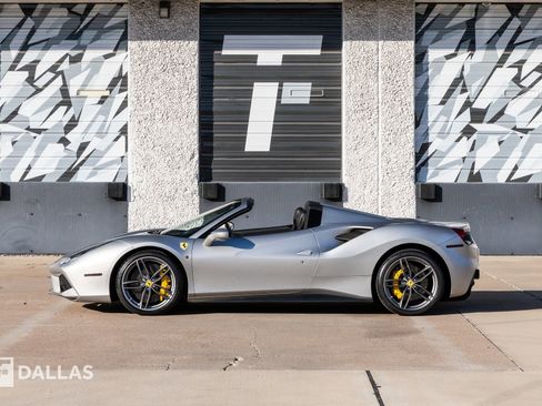 Used 2019 Ferrari 488 Spider image 8