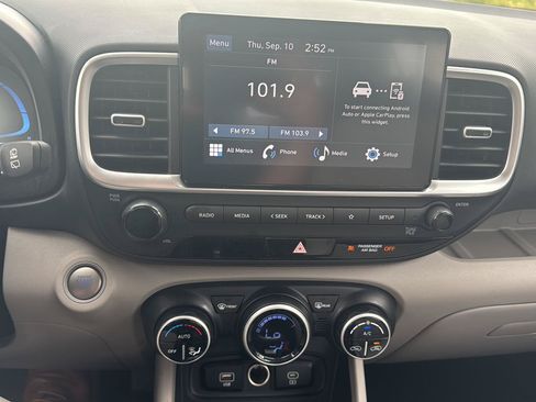 Used 2025 Hyundai Venue SEL FWD image 13