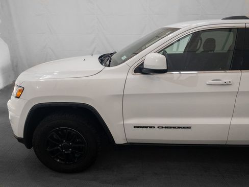 Used 2020 Jeep Grand Cherokee Laredo image 3